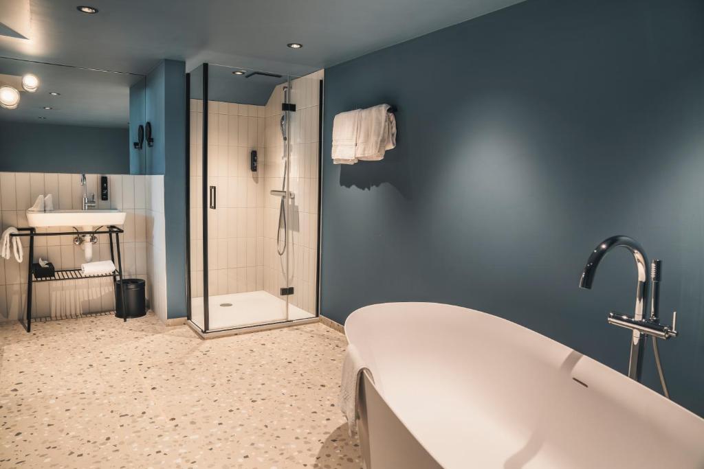 HOP Bliss Suite Badezimmer Freistehende Badewanne Dusche Interlaken