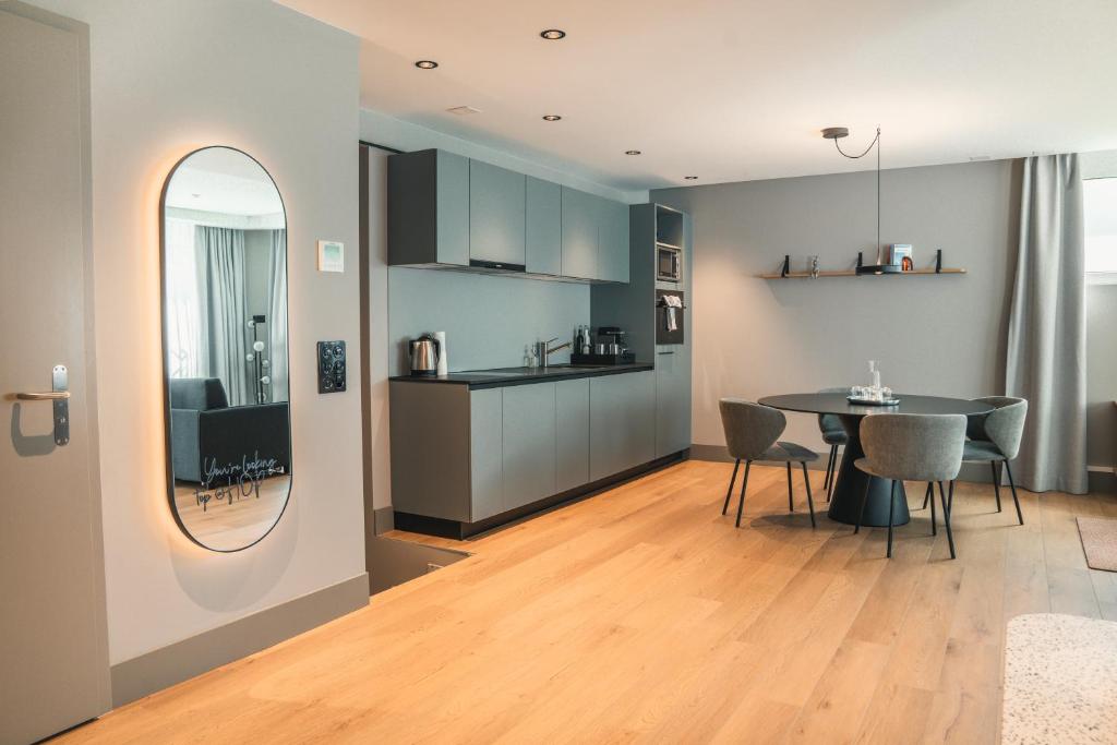 HOP Bliss Suite Moderne Kueche mit Essbereich Interlaken