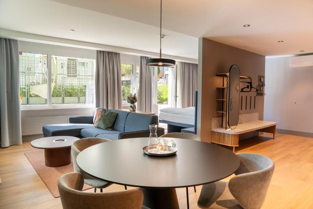 HOP Bliss Suite Offener Wohn- und Essbereich Interlaken