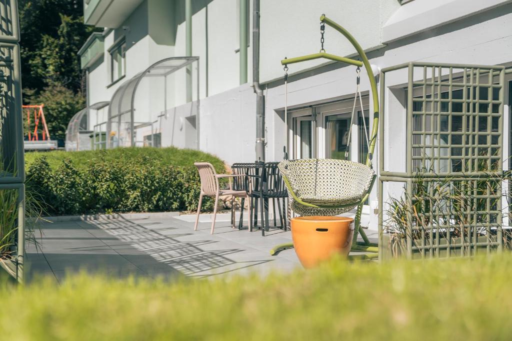 HOP Bliss Suite Private Terrasse Haengeschaukel Interlaken