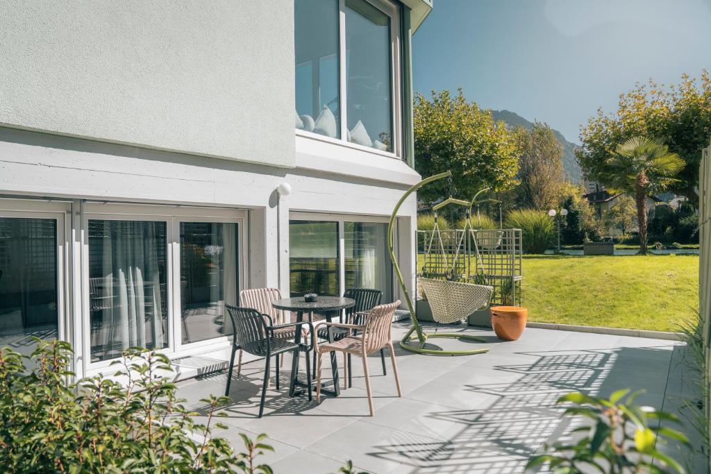 HOP Bliss Suite Terrasse Garten Bergblick Interlaken