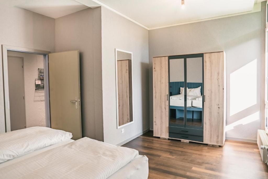 HOP Flow Suite E20 Schlafzimmer Garderobe Spiegel Interlaken