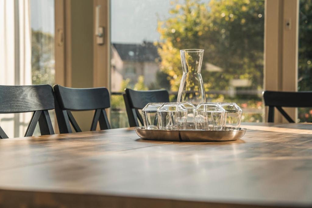 HOP Flow Suite E20 Esstisch Detail Glaswaren Interlaken