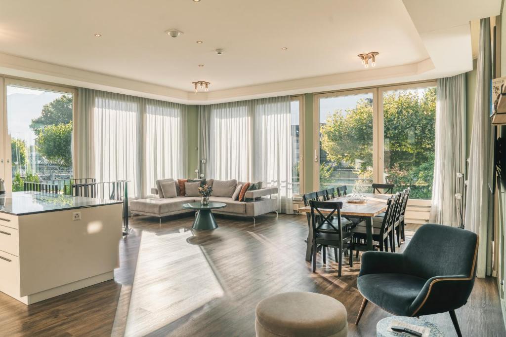 HOP Flow Suite E20 Offenes Wohnzimmer Panoramafenster Interlaken