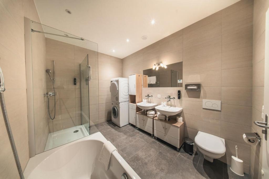 HOP Flow Suite Family Badezimmer Dusche Badewanne Waschmaschine Interlaken