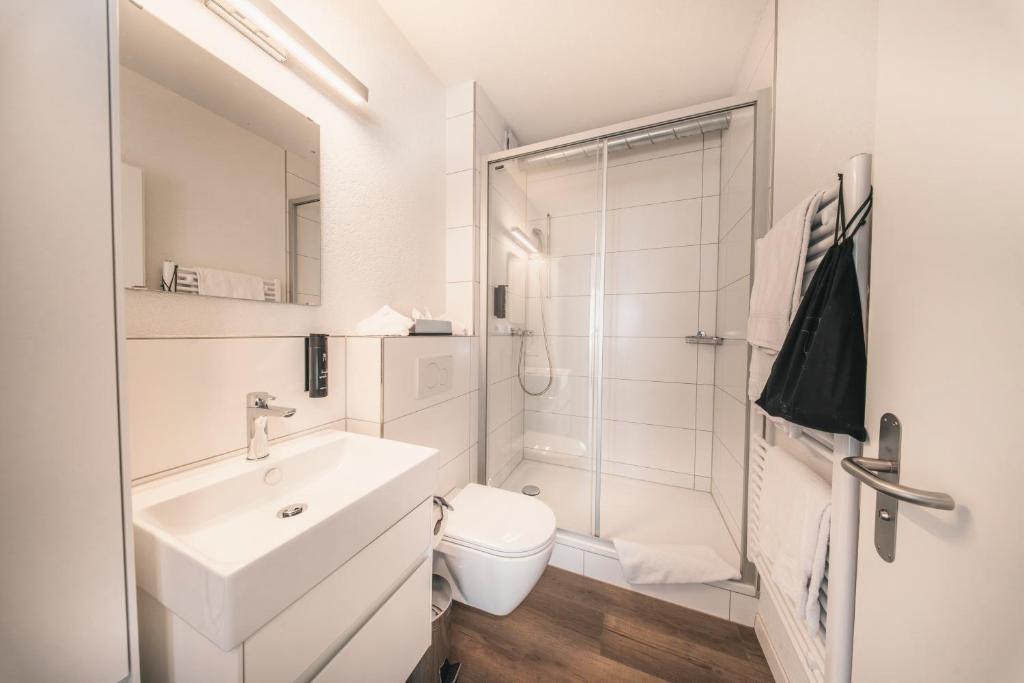 HOP Flow Suite Family Unteres Badezimmer Dusche WC Interlaken