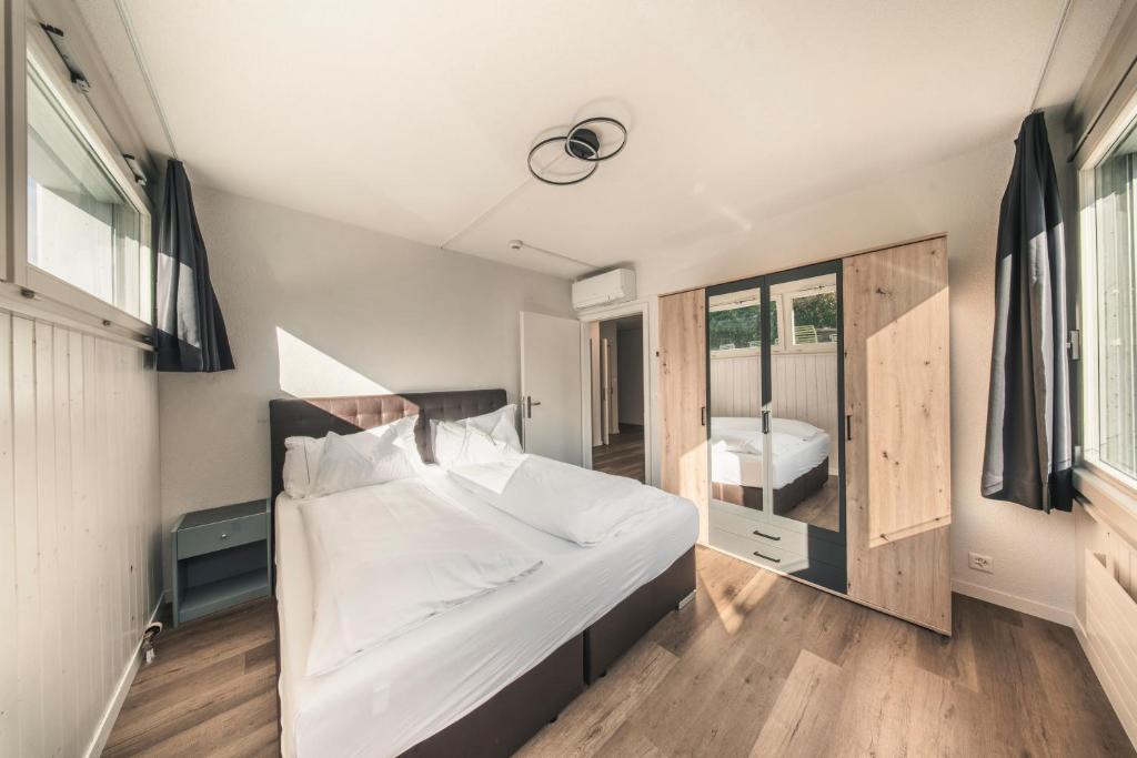 HOP Flow Suite Family Unteres Schlafzimmer Garderobe Interlaken