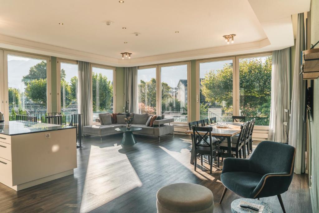 HOP Flow Suite Family Uebersicht Wohnzimmer Panorama Interlaken