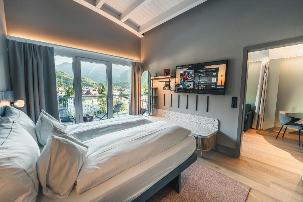 HOP Loft Suite 570 Schlafzimmer mit Bergblick Interlaken Schweiz
