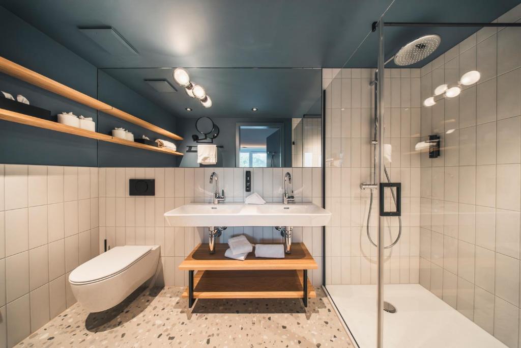 HOP Loft Suite 570 Modernes Badezimmer Regendusche Interlaken