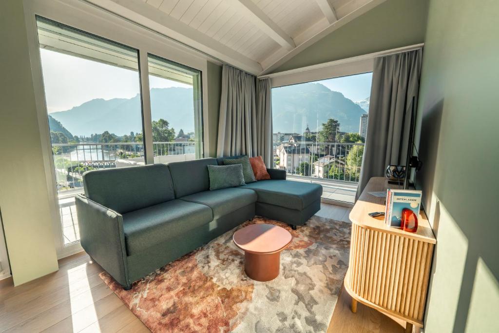 HOP Loft Suite 580 Lounge Sofa Bergblick Interlaken