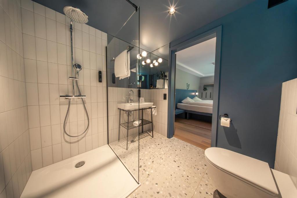 HOP Loft Suite 580 Zweites Badezimmer Dusche Interlaken