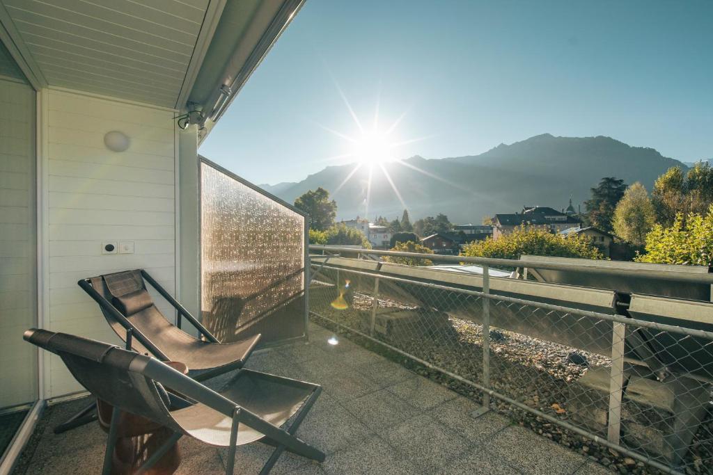 HOP Luxe 150 Balkon Sonnenuntergang Bergpanorama Interlaken