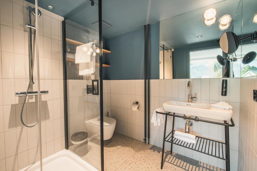 HOP Luxe 150 Zweites Badezimmer Dusche Waschbecken Interlaken