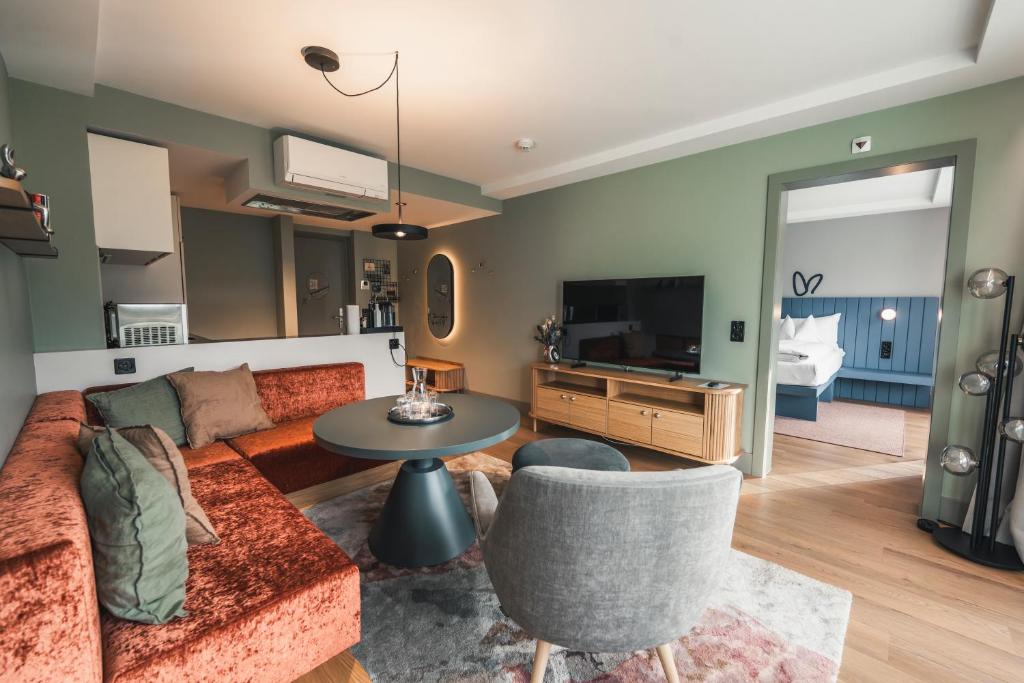 HOP Luxe 250 Wohnzimmer TV Sofa Schlafzimmerblick Interlaken