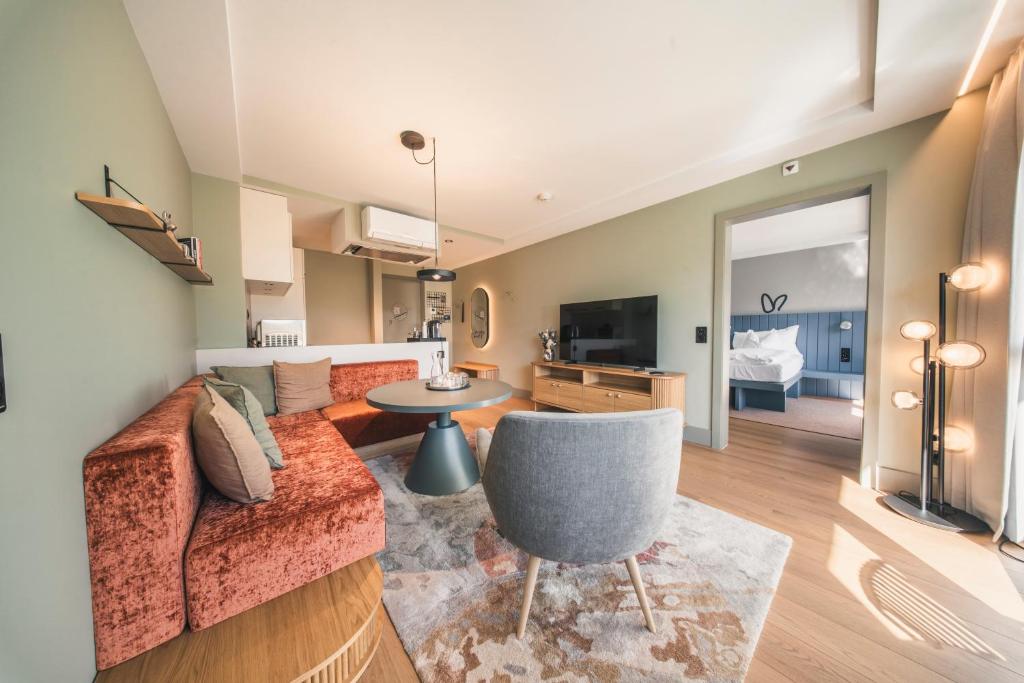 HOP Luxe 450 Wohnzimmer Sofa TV Schlafzimmerblick Interlaken