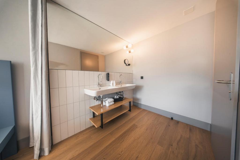 HOP Luxe 450 Zweites Badezimmer Waschbecken Spiegel Interlaken