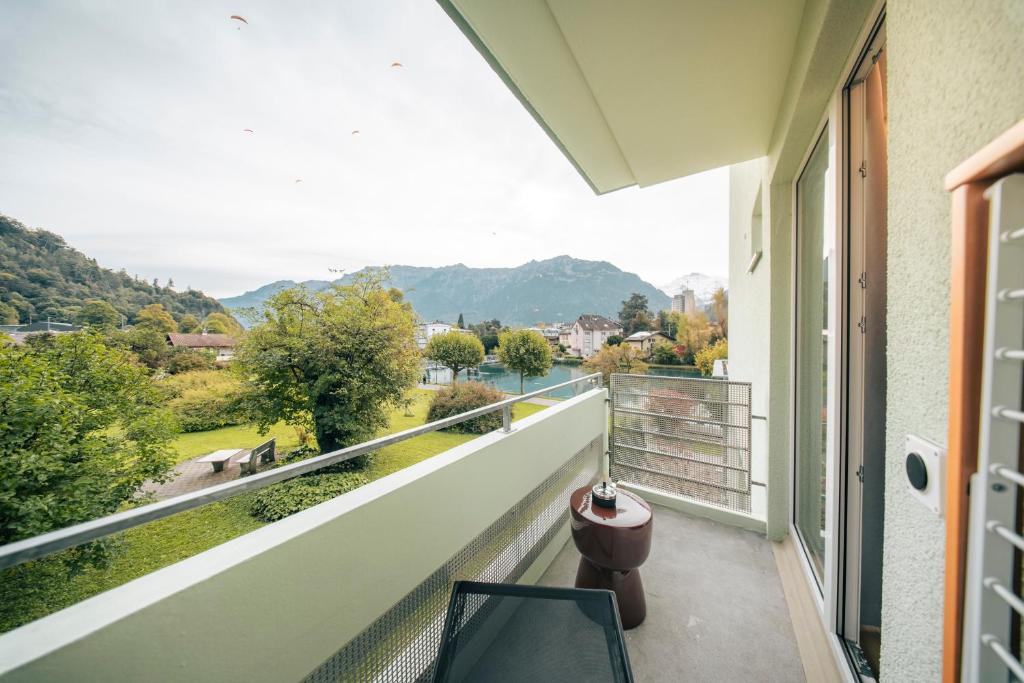HOP Mate 160 Balkon Aare Bergblick Interlaken