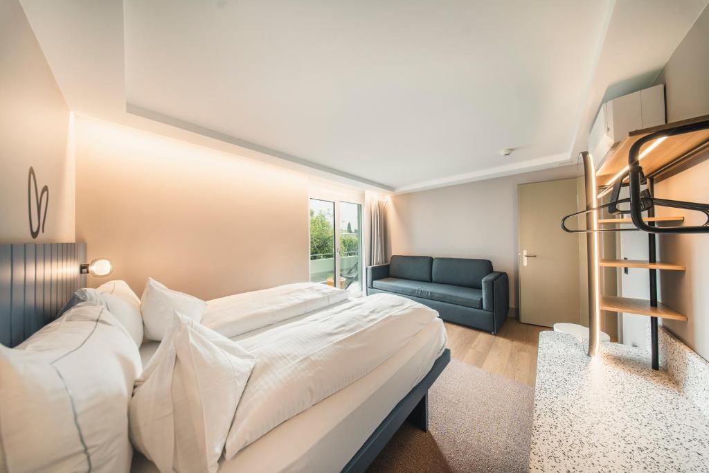 HOP Mate 160 Uebersicht Schlafzimmer Sofa Balkon Interlaken