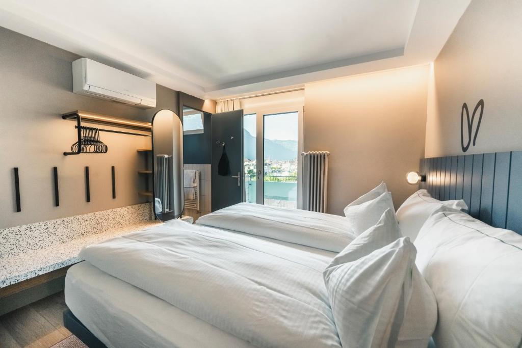 HOP Mate 340 Schlafzimmer Garderobe Spiegel Interlaken