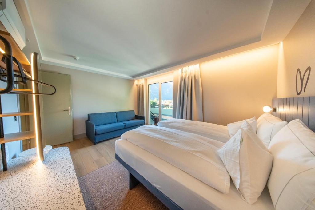 HOP Mate 340 Hauptschlafzimmer Sofa Balkon Interlaken