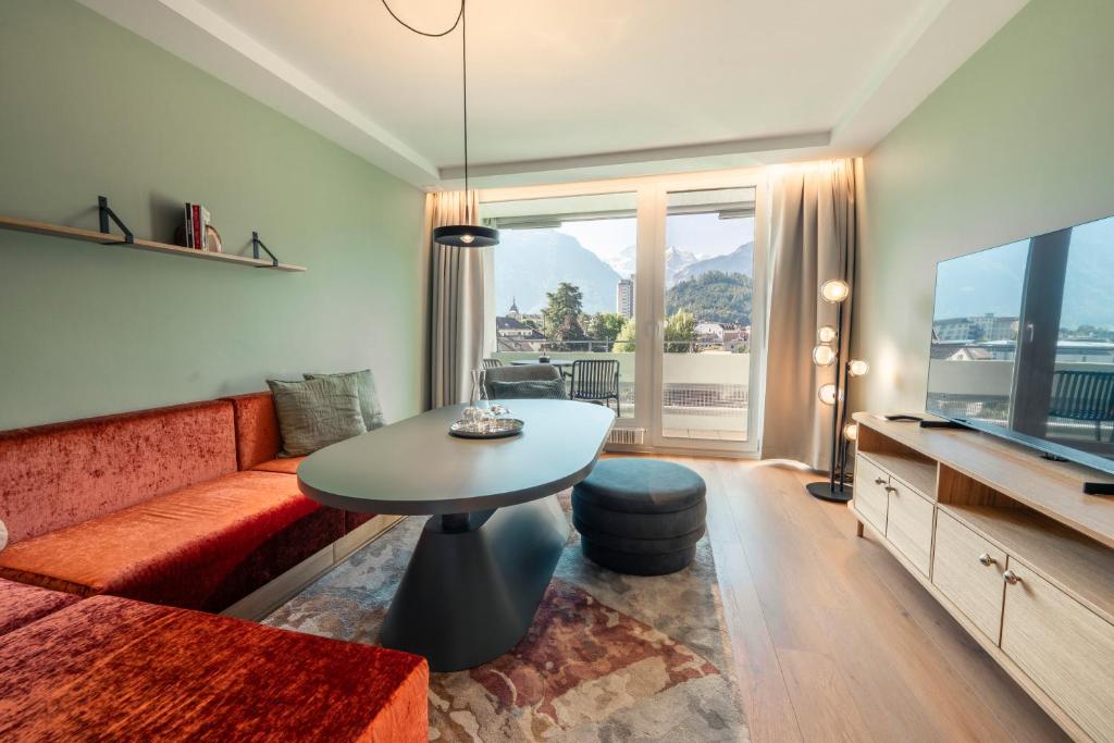 HOP Mate 460 Uebersicht Wohnzimmer Bergblick Interlaken