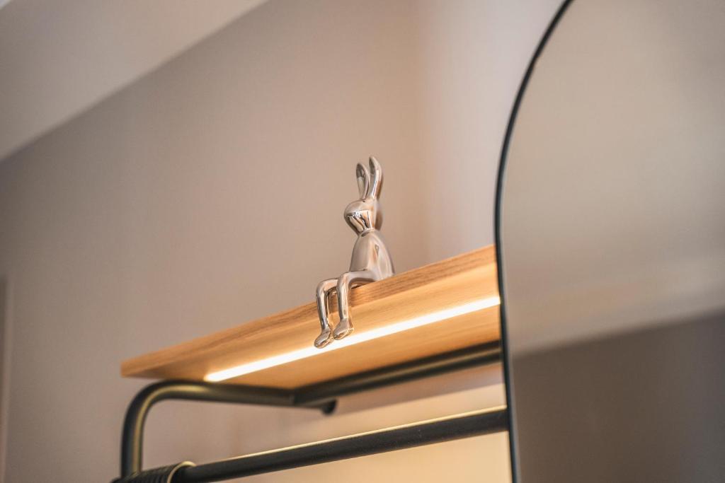 HOP Pure Studio 230 Dekoration Silberner Hase Regal Interlaken