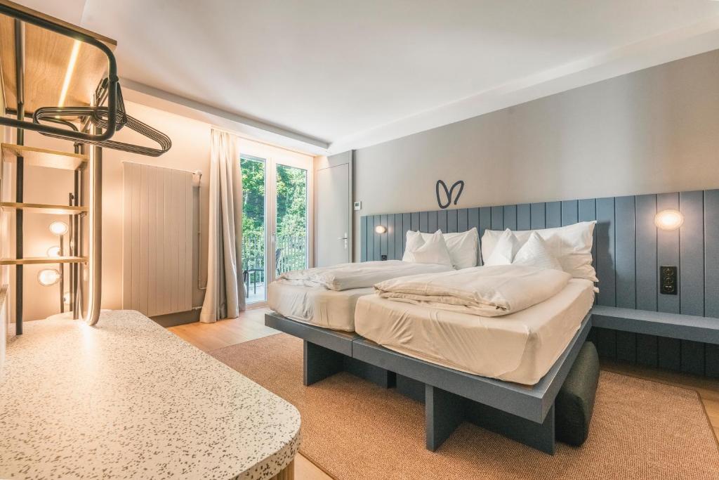 HOP Pure Studio 230 Uebersicht Schlafzimmer Doppelbett Balkon Interlaken