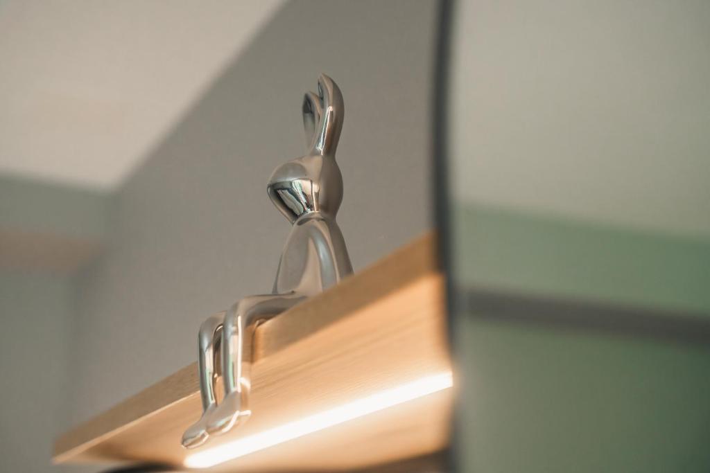 HOP Pure Studio 330 Dekoration Silberner Hase Regal Interlaken