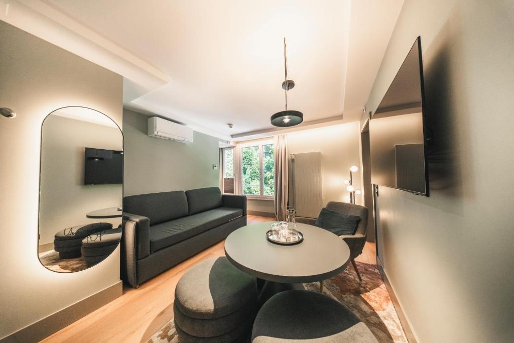 HOP Pure Studio 330 Uebersicht Wohnzimmer Sofa TV Interlaken