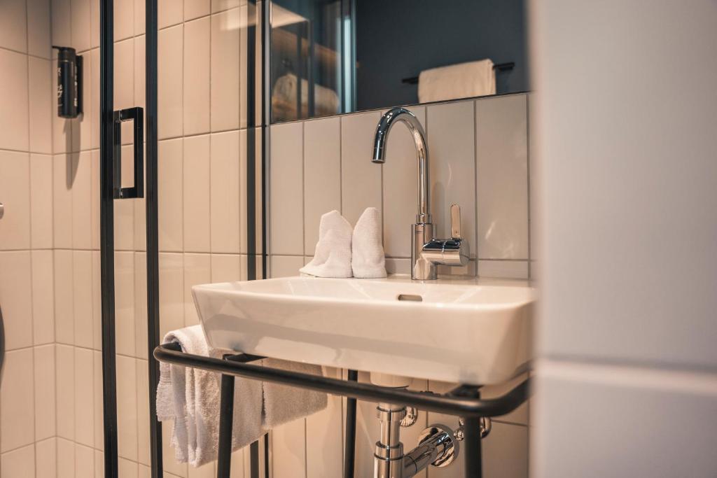 HOP Pure Studio 430 Badezimmer Waschbecken Spiegel Detail Interlaken