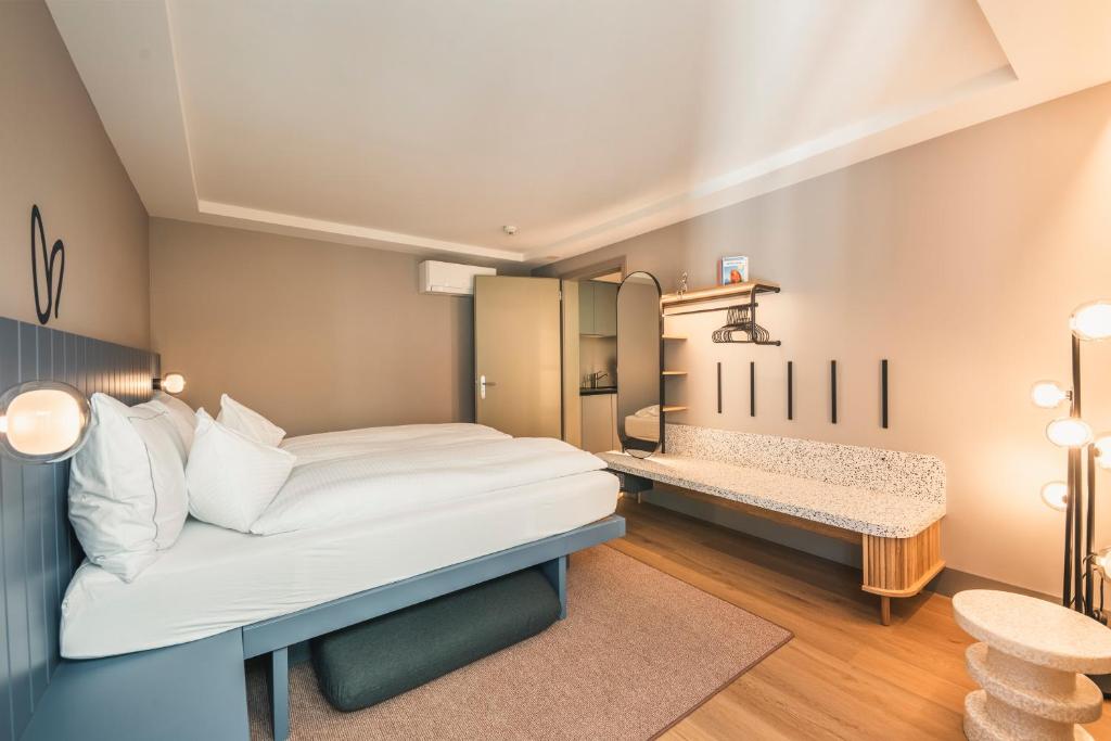 HOP Pure Studio 430 Schlafzimmer Doppelbett HOP Design Garderobe Interlaken