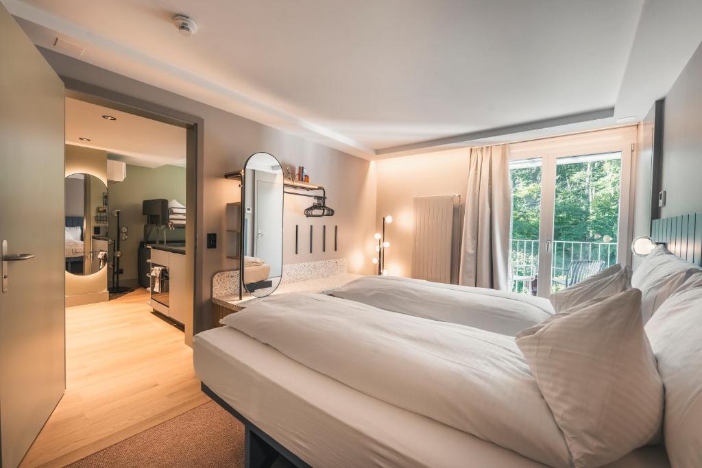 HOP Pure Studio 430 Uebersicht Schlafzimmer Doppelbett Wohnzimmer Interlaken